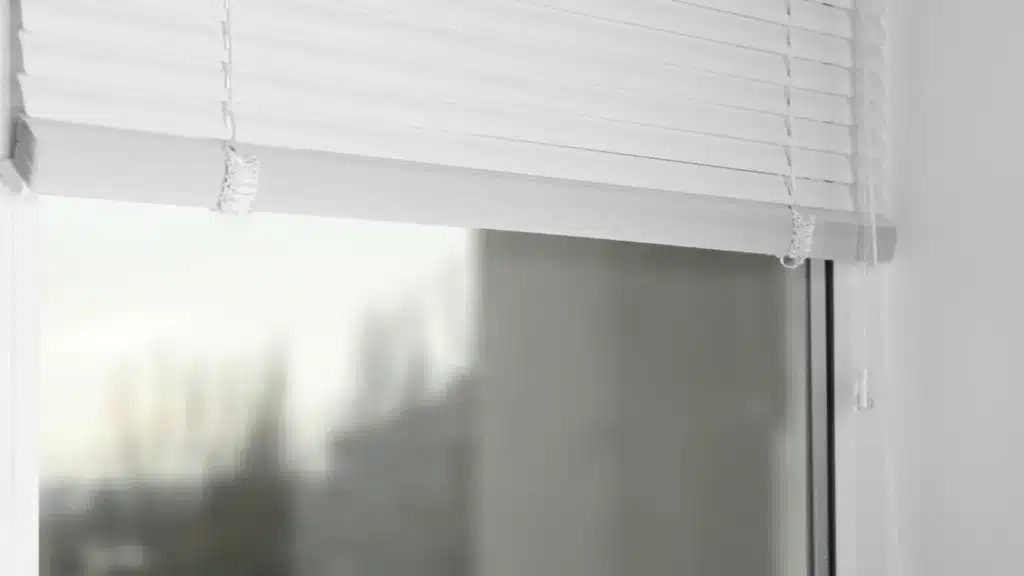 Entre luminosité et intimité : choisir le store sur mesure adapté à chaque pièce ?