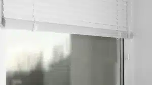 Entre luminosité et intimité : choisir le store sur mesure adapté à chaque pièce ?